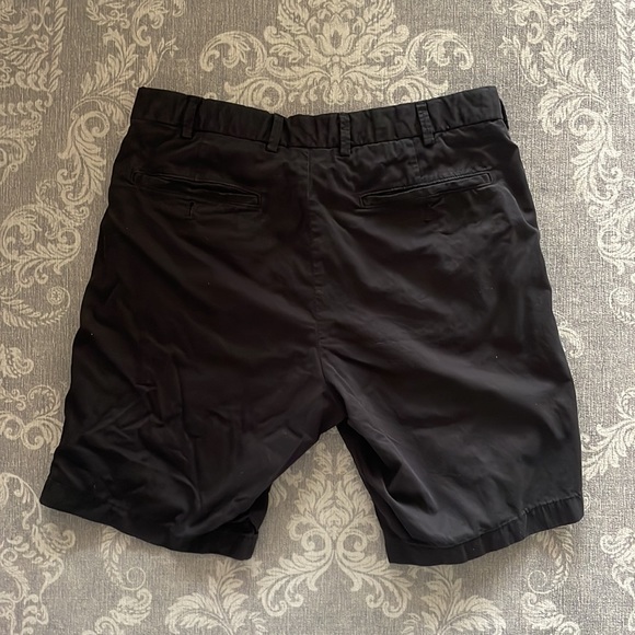 Uniqlo Men’s Black Bermuda Shorts (Waist 30-33) - Picture 3 of 7